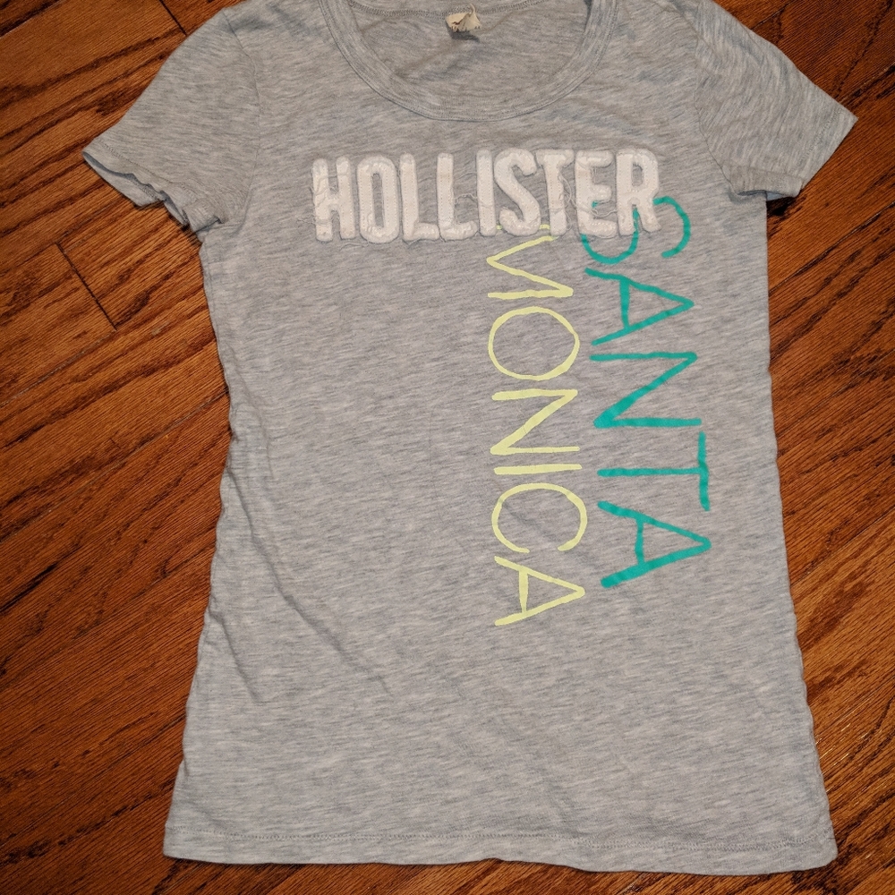Hollister short sleeve shirt - medium but fits small - very soft - gray - Y2K